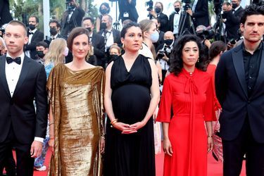 Aleksandr Kuznetsov, Camille Cottin, Rachel Lang, Louis Garrel et Naidra Ayadi sur le tapis rouge du 74e Festival de Cannes pour la montée des marches du film «France» le 15 juillet 2021