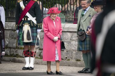La reine Elizabeth II devant les grilles du château de Balmoral, le 9 août 2021