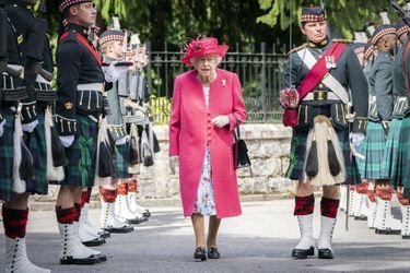 La reine Elizabeth II passe la garde d&#039;honneur du Royal Regiment of Scotland en revue au château de Balmoral, le 9 août 2021