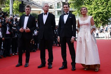 Benjamin Biolay, Bruno Dumont, Emanuele Arioli et Blanche Gardin sur le tapis rouge du 74e Festival de Cannes pour la montée des marches du film «France» le 15 juillet 2021