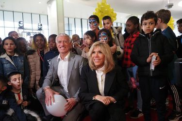 Brigitte Macron et Didier Deschamps, mercredi à l'hôpital d'Orléans pour la lancement de l'opération "Pièces Jaunes". 