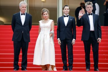 Bruno Dumont, Blanche Gardin, Emanuele Arioli et Benjamin Biolay sur le tapis rouge du 74e Festival de Cannes pour la montée des marches du film «France» le 15 juillet 2021