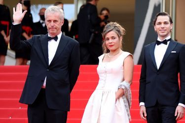 Bruno Dumont, Blanche Gardin et Emanuele Arioli sur le tapis rouge du 74e Festival de Cannes pour la montée des marches du film «France» le 15 juillet 2021