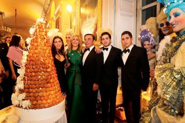 Carlos Ghosn avec sa femme Carole et ses filles Maya, Nadine et son fils Anthony lors de l'anniversaire de sa femme au château de Versailles, le 8 octobre 2016.