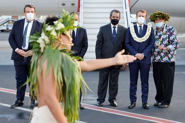 Cérémonie d'accueil pour le président Macron à l'aéroport de Tahiti-Faaa, samedi.