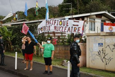 Des manifestants anti-nucléaire attendaient le cortège présidentiel à la sortie de l'aéroport, samedi.