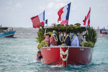 Emmanuel Macron et Sébastien Lecornu à leur arrivée, à Manihi dans l’archipel des Tuamotu.