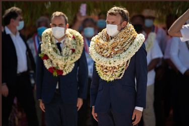 Sébastien Lecornu et Emmanuel Macron à leur arrivée, à Manihi dans l’archipel des Tuamotu.