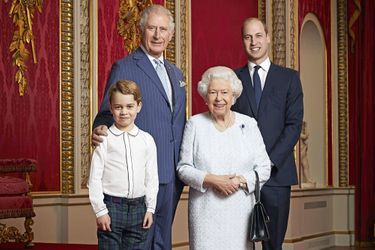 La reine Elizabeth II entourée de ses trois héritiers, les princes Charles, William et George.