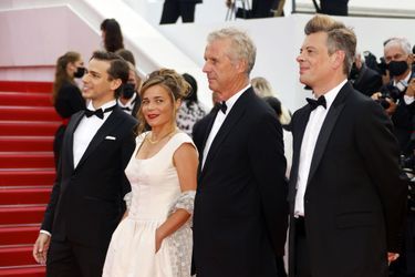 Emanuele Arioli, Blanche Gardin, Bruno Dumont et Benjamin Biolay sur le tapis rouge du 74e Festival de Cannes pour la montée des marches du film «France» le 15 juillet 2021