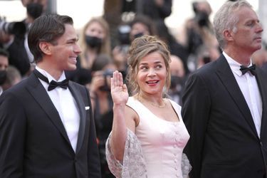 Emanuele Arioli, Blanche Gardin et Bruno Dumont sur le tapis rouge du 74e Festival de Cannes pour la montée des marches du film «France» le 15 juillet 2021