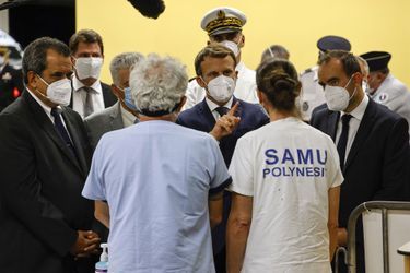 Emmanuel Macron rencontre le personnel du Centre hospitalier de Polynésie française après son arrivée à Tahiti.