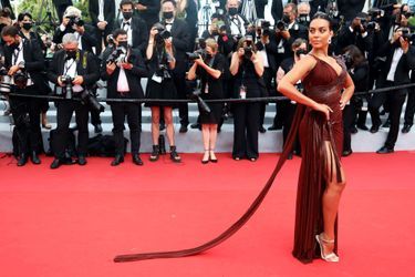 Georgina Rodriguez sur le tapis rouge du 74e Festival de Cannes pour la montée des marches du film «France» le 15 juillet 2021