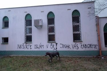 Des graffitis antimusulmans sur la mosquée de Brno en République tchèque.