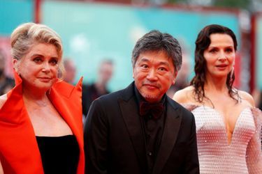 Le réalisateur japonais Hirokazu Kore-Eda accompagné à Venise des deux actrices de &quot;La Vérité&quot;, Catherine Deneuve et Juliette Binoche.