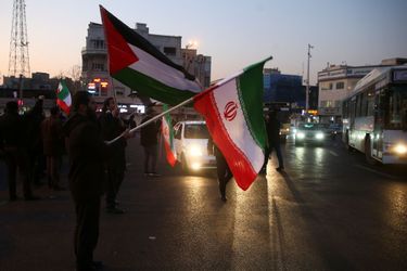 Des Iraniens célèbrent à Téhéran, le 8 janvier 2020, les tirs de missiles sur des bases américaines.