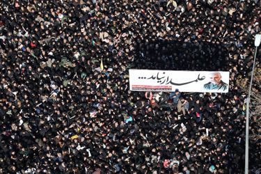 La foule massive à Téhéran lundi.
