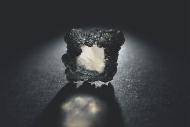 Un diamant synthétique brut obtenu en laboratoire.