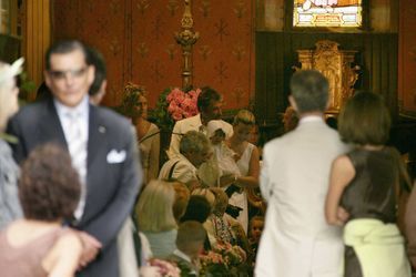 Laeticia et Johnny Hallyday lors du baptême de leur fille Jade à l&#039;église de Marnes-la-Coquette en juin 2005