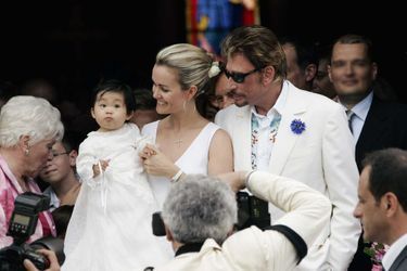 Laeticia et Johnny Hallyday après le baptême de leur fille Jade à l&#039;église de Marnes-la-Coquette en juin 2005