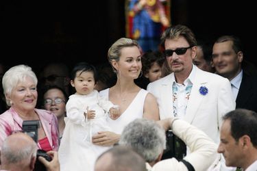 Laeticia et Johnny Hallyday (avec Line Renaud) après le baptême de leur fille Jade à l&#039;église de Marnes-la-Coquette en juin 2005