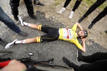 Le maillot jaune Tadej Pogacar, épuisé mais victorieux, mercredi au col du Portet.
