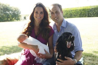 Le prince George avec ses parents Kate Middleton et le prince William trois mois après sa naissance en 2013