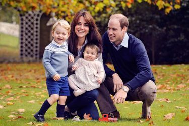Le prince George avec sa soeur la princesse Charlotte et leurs parents Kate Middleton et le prince William lors d&#039;un portrait réalisé pour les fêtes en 2015