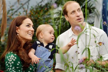 Le prince George avec ses parents Kate Middleton et le prince William sur un portrait capturé au Natural History Museum pour son premier anniversaire en 2014