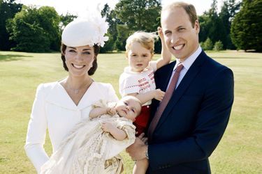 Le prince George avec sa soeur la princesse Charlotte et ses parents Kate Middleton et le prince William sur un portrait réalisé à l&#039;occasion du baptême de la princesse Charlotte en 2015