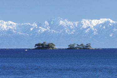 Sublime baie de Toyama, ses îlots dans l’écrin des montagnes enneigées qui culminent à 3000 mètres.