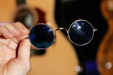 Paire de lunettes de soleil ayant appartenu à John Lennon.
