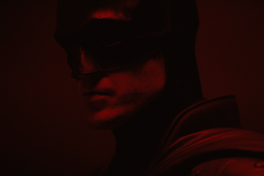 Robert Pattinson en costume de Batman. 