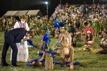 Les Marquisiens ont offert un spectacle rare au chef de l&#039;Etat avec une cérémonie traditionnelle de 600 danseurs et musiciens issus des six îles marquisiennes, vêtus de tenues végétales à base de auti, des feuilles effilées. 