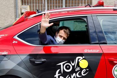 Emmanuel Macron dans le véhicule du directeur du Tour, Christian Prudhomme.