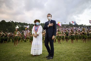 Emmanuel Macron, en visite en Polynésie française, est arrivé dimanche après-midi (lundi matin à Paris) sur l’île de Hiva Oa, dans l’archipel des Marquises. 