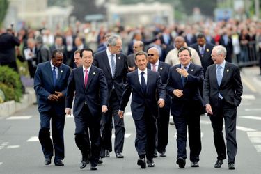 Le 27 mai 2011 à Deauville, Nicolas Sarkozy accueille (de g. à dr.) Alpha Condé, Dmitri Medvedev, le Japonais Natao Kan, John Lipsky, directeur du FMI, le Sud-Africain Pravin Gordhan, José Manuel Barroso, Herman Van Rompuy.