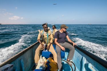 Ian Urbina, sur une embarcation des gardes-côtes au large de la Somalie.