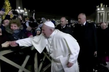Mardi 31 décembre, sur la place Saint-Pierre, une femme agrippe le pape François, qui s&#039;agace de ce comportement.