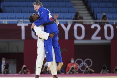 Le sacre (et l'accolade magnifique) de Clarisse Agbégnénou, en judo. La porte-drapeau a tenu son rang et remporté sa première médaille d'or olympique.