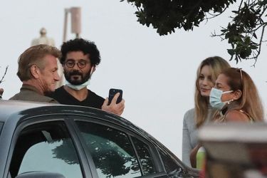 Sean Penn et sa femme Leila George (à droite sans le masque) avec des amis à la sortie d'un restaurant à Los Angeles le 29 juillet 2021