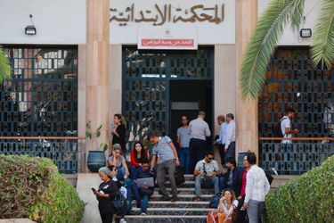 Devant le tribunal de Rabat, où a été jugée la journaliste Hajar Raissouni, en septembre 2019. 