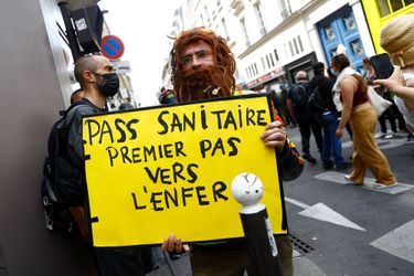 Un manifestant dans le cortège parisien, samedi.