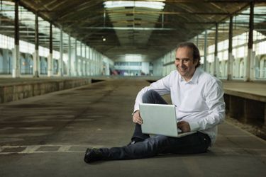 Xavier Niel pose, le 14 octobre 2014, dans la halle Freyssinet, dont il a fait un incubateur de start-up pour des milliers de geeks.