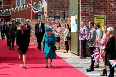 La reine Elizabeth II en visite sur le site de tournage de &quot;Coronation Street&quot; à Trafford, dans le Grand Manchester, le 8 juillet 2021