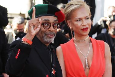 Spike Lee et Tonya Lewis Lee lors de la montée des marches du film «Benedetta » au Festival de Cannes, ce vendredi 9 juillet 2021.