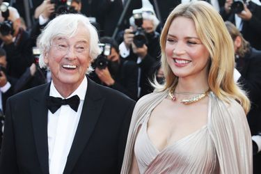 Paul Verhoeven et Virginie Efira lors de la montée des marches du film «Benedetta » au Festival de Cannes, ce vendredi 9 juillet 2021.