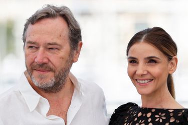 Olivier Rabourdin et Clotilde Courau lors de la présentation de "Benedetta" au Festival de Cannes, samedi 10 juillet 2021. 