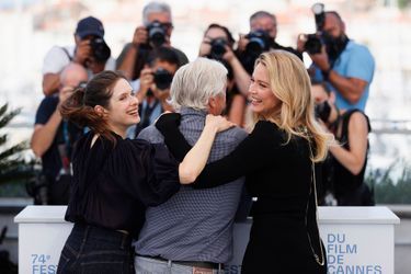Virginie Efira, Paul Verhoeven et Daphne Patakia lors de la présentation de "Benedetta" au Festival de Cannes, samedi 10 juillet 2021. 