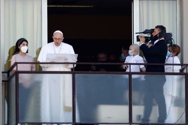 Depuis un balcon de l'hôpital Gemilli à Rome, le pape François salue des fidèles, le 11 juillet 2021.